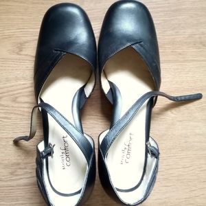 Black Naturalizer Low Heeled Shoe